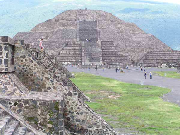 Mondpyramide – Majestätischer Abschluss der Straße der Toten.