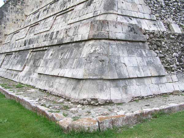 Ecke der Pyramide des Kukulcán, der als Schöpfergott verehrt wurde