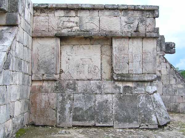 Tempelanlage mit Reliefbildern