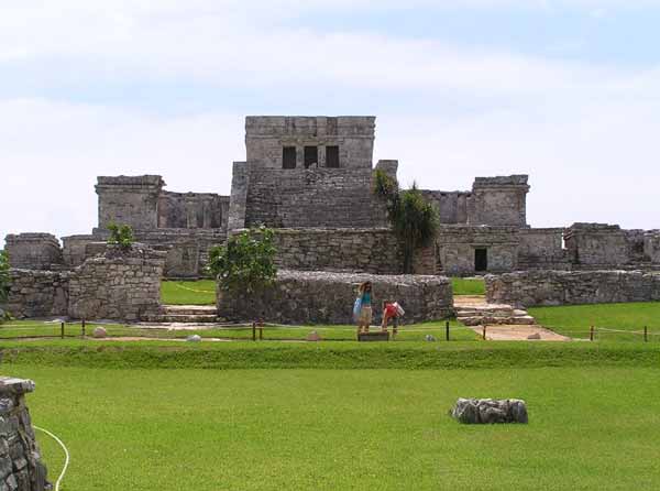 Symmetrisch gebaute Maya-Anlage